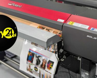 Ploter wielkoformatowy Roland podczas pracy w zapleczu technicznym, przygotowany do druku produkcyjnego