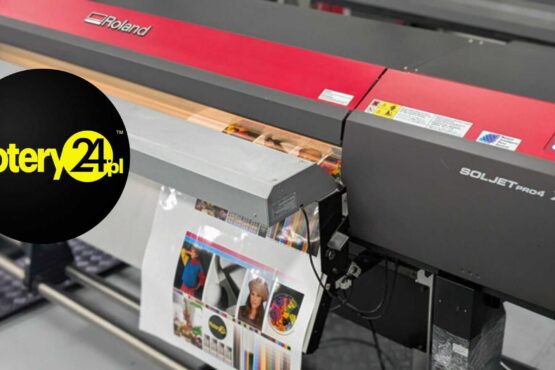 Ploter wielkoformatowy Roland podczas pracy w zapleczu technicznym, przygotowany do druku produkcyjnego