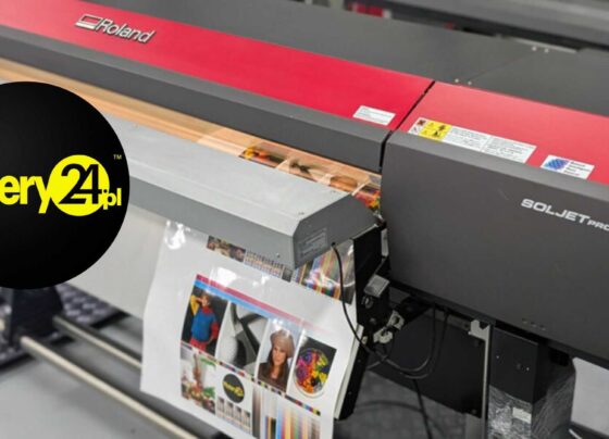 Ploter wielkoformatowy Roland podczas pracy w zapleczu technicznym, przygotowany do druku produkcyjnego