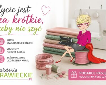 Kobieta siedząca na szpulce nici przy maszynie do szycia oraz napis „Życie jest za krótkie, żeby nie szyć”. Grafika promująca kursy szycia stacjonarne i online.