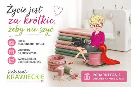 Kobieta siedząca na szpulce nici przy maszynie do szycia oraz napis „Życie jest za krótkie, żeby nie szyć”. Grafika promująca kursy szycia stacjonarne i online.