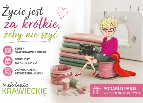 Kobieta siedząca na szpulce nici przy maszynie do szycia oraz napis „Życie jest za krótkie, żeby nie szyć”. Grafika promująca kursy szycia stacjonarne i online.