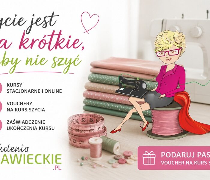 Kobieta siedząca na szpulce nici przy maszynie do szycia oraz napis „Życie jest za krótkie, żeby nie szyć”. Grafika promująca kursy szycia stacjonarne i online.