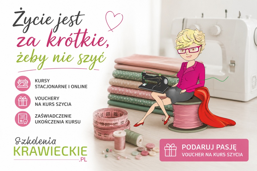 Kobieta siedząca na szpulce nici przy maszynie do szycia oraz napis „Życie jest za krótkie, żeby nie szyć”. Grafika promująca kursy szycia stacjonarne i online.