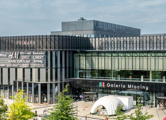 Widok z lotu ptaka na Galerię Młociny w Warszawie z placem Summer Fest