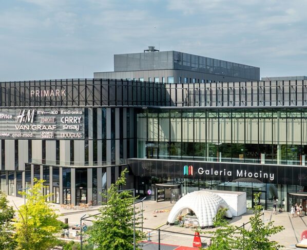 Widok z lotu ptaka na Galerię Młociny w Warszawie z placem Summer Fest