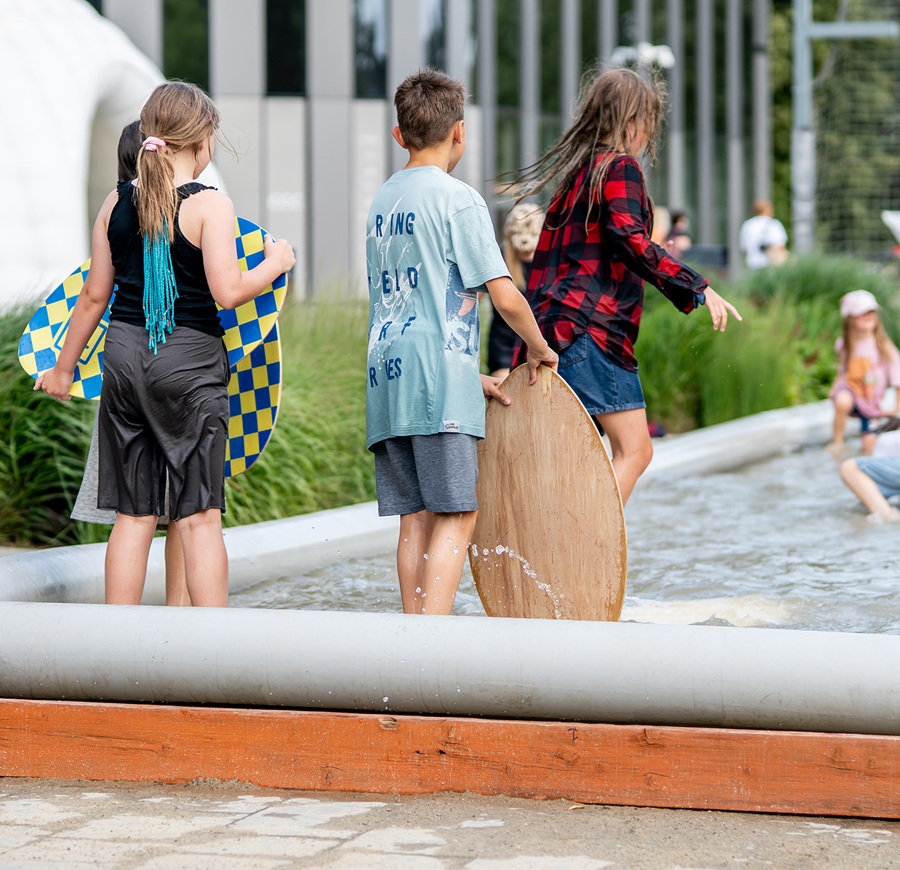Dzieci ze skimboardami podczas Summer Fest w Galerii Młociny