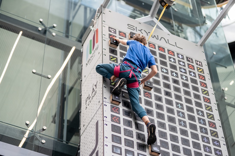 Interaktywna ścianka wspinaczkowa SkyWall w Galerii Młociny